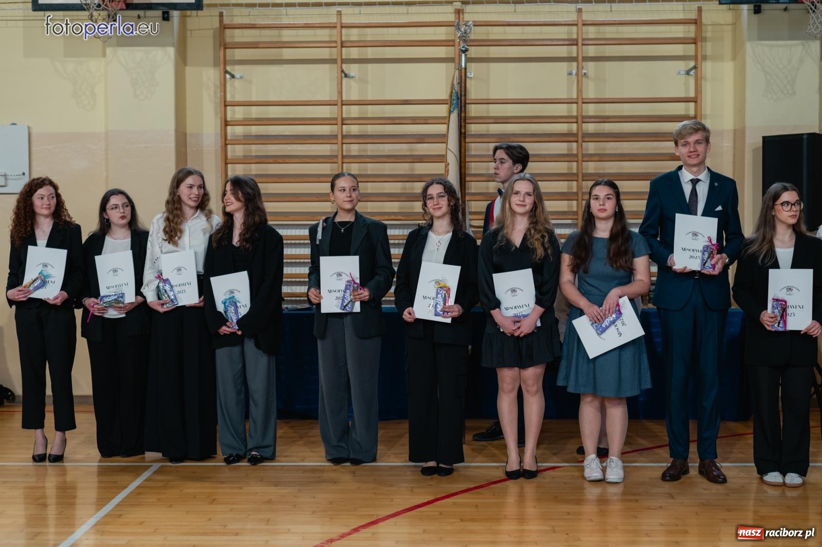 Zdjęcie w galerii na portalu naszraciborz.pl: II LO żegna swoich maturzystów. Są gotowi do podboju świata wiadomości z regionu