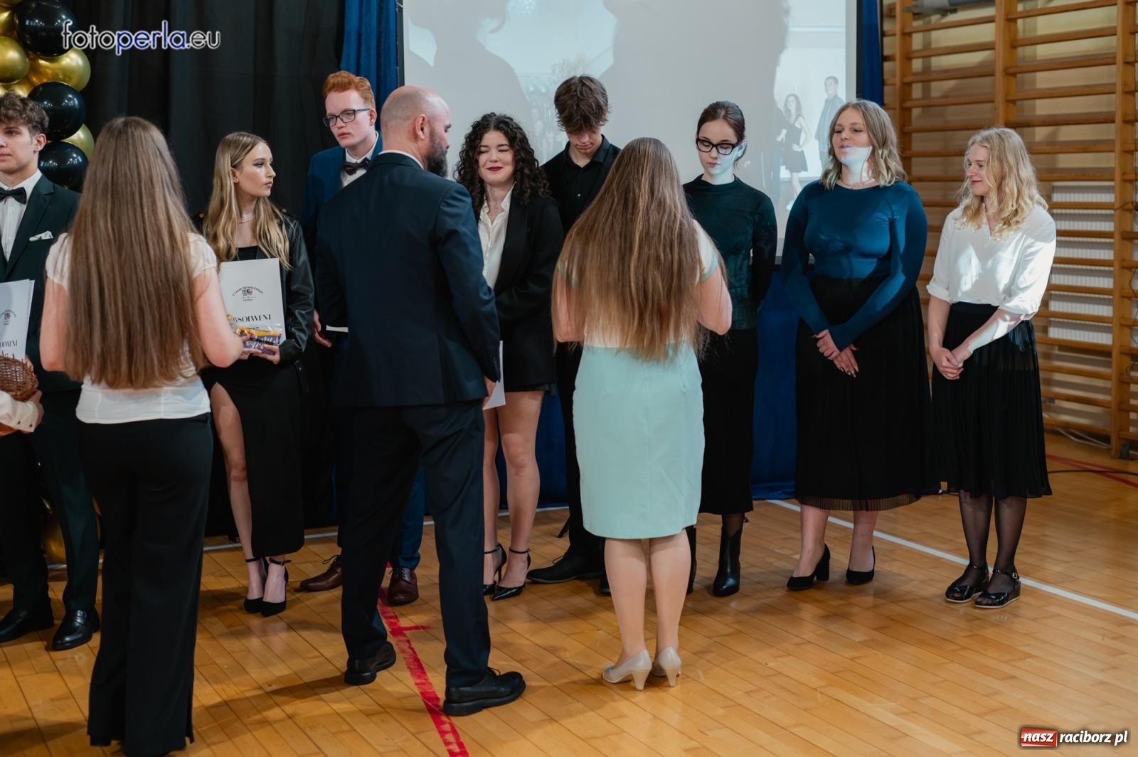 Zdjęcie w galerii na portalu naszraciborz.pl: II LO żegna swoich maturzystów. Są gotowi do podboju świata wiadomości z regionu