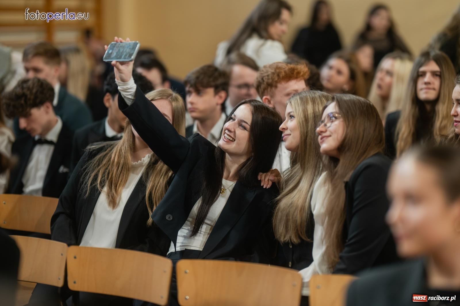Zdjęcie w galerii na portalu naszraciborz.pl: II LO żegna swoich maturzystów. Są gotowi do podboju świata wiadomości z regionu