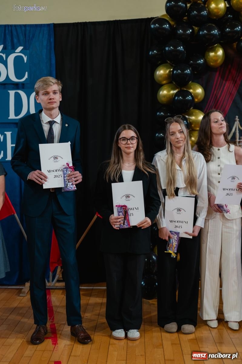 Zdjęcie w galerii na portalu naszraciborz.pl: II LO żegna swoich maturzystów. Są gotowi do podboju świata wiadomości z regionu