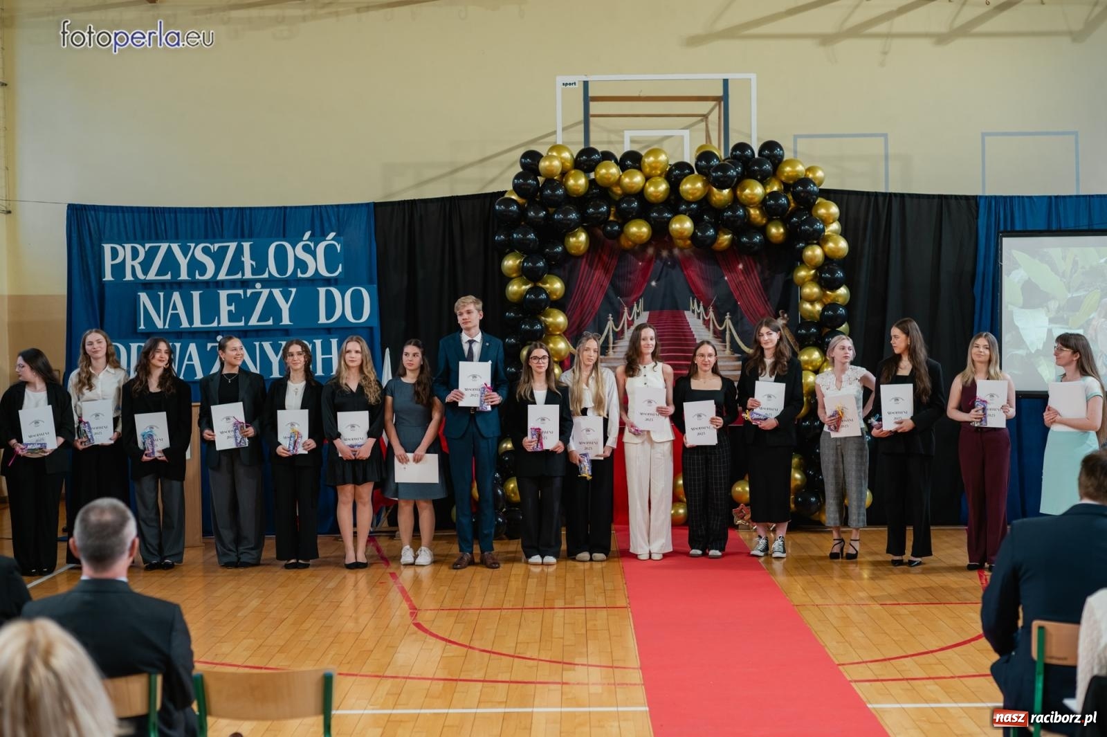 Zdjęcie w galerii na portalu naszraciborz.pl: II LO żegna swoich maturzystów. Są gotowi do podboju świata wiadomości z regionu