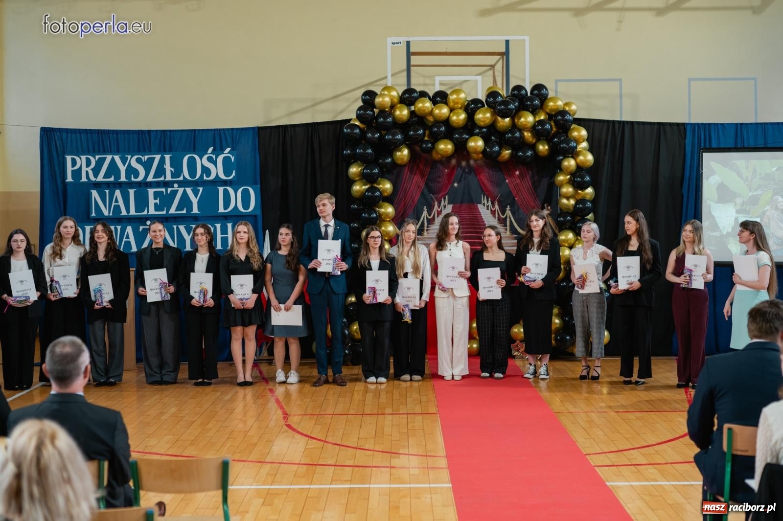 Zdjęcie w galerii na portalu naszraciborz.pl: II LO żegna swoich maturzystów. Są gotowi do podboju świata wiadomości z regionu