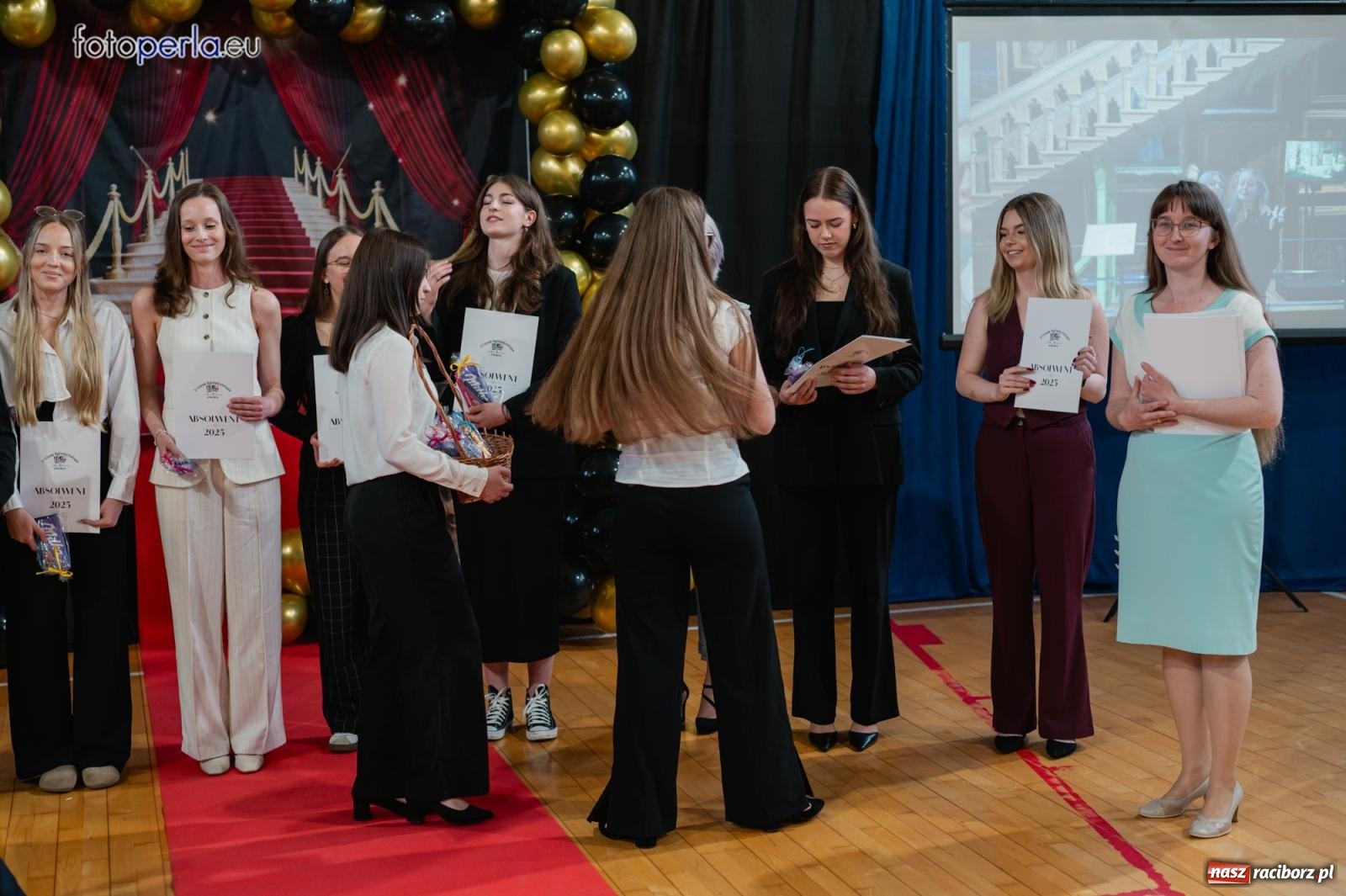 Zdjęcie w galerii na portalu naszraciborz.pl: II LO żegna swoich maturzystów. Są gotowi do podboju świata wiadomości z regionu