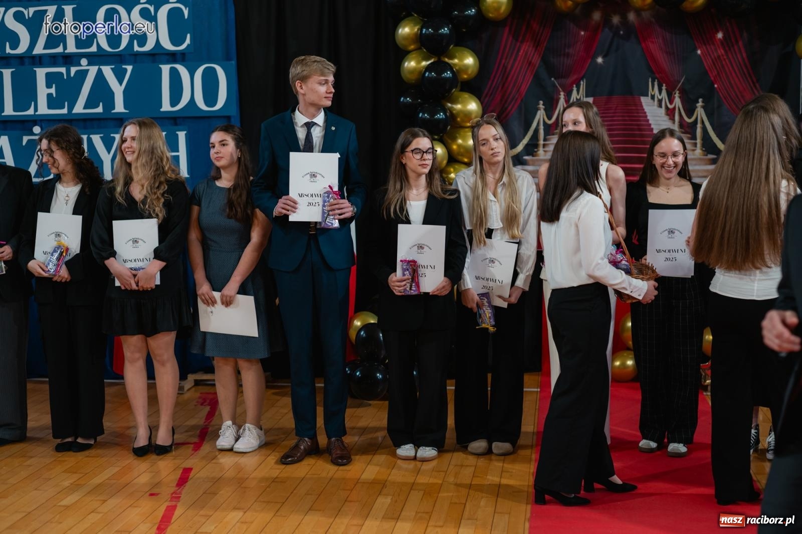 Zdjęcie w galerii na portalu naszraciborz.pl: II LO żegna swoich maturzystów. Są gotowi do podboju świata wiadomości z regionu