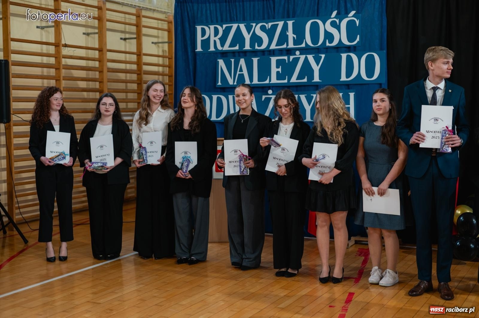 Zdjęcie w galerii na portalu naszraciborz.pl: II LO żegna swoich maturzystów. Są gotowi do podboju świata wiadomości z regionu