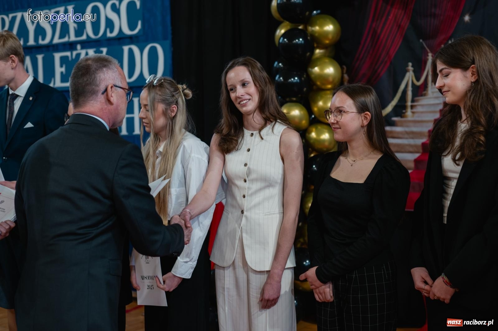 Zdjęcie w galerii na portalu naszraciborz.pl: II LO żegna swoich maturzystów. Są gotowi do podboju świata wiadomości z regionu