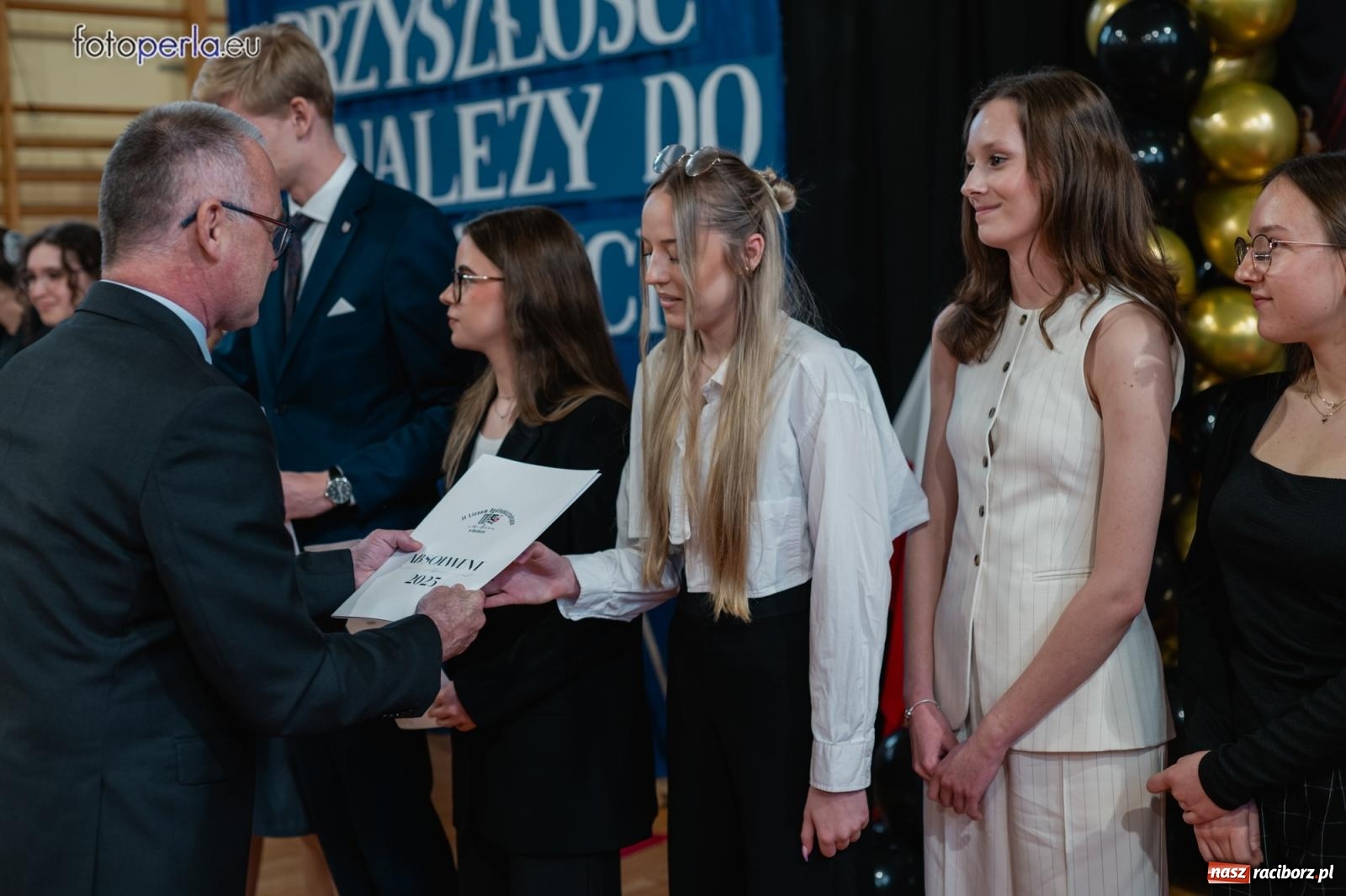 Zdjęcie w galerii na portalu naszraciborz.pl: II LO żegna swoich maturzystów. Są gotowi do podboju świata wiadomości z regionu