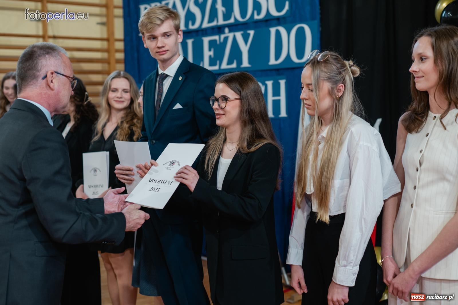 Zdjęcie w galerii na portalu naszraciborz.pl: II LO żegna swoich maturzystów. Są gotowi do podboju świata wiadomości z regionu