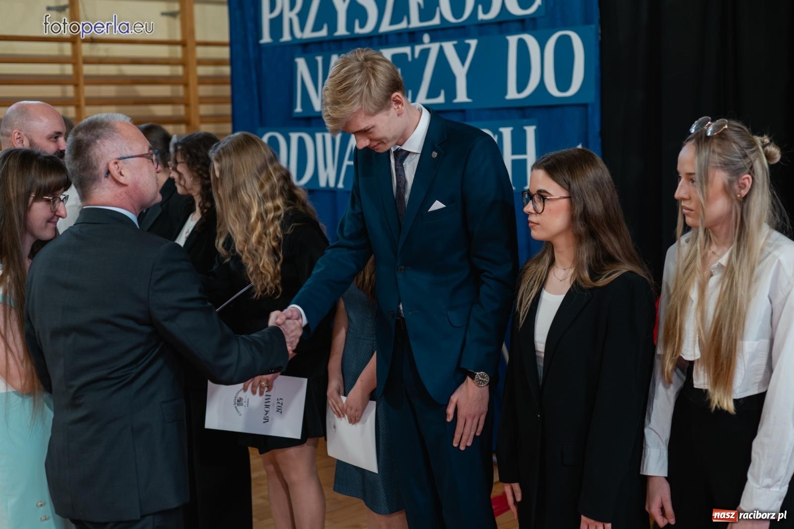 Zdjęcie w galerii na portalu naszraciborz.pl: II LO żegna swoich maturzystów. Są gotowi do podboju świata wiadomości z regionu
