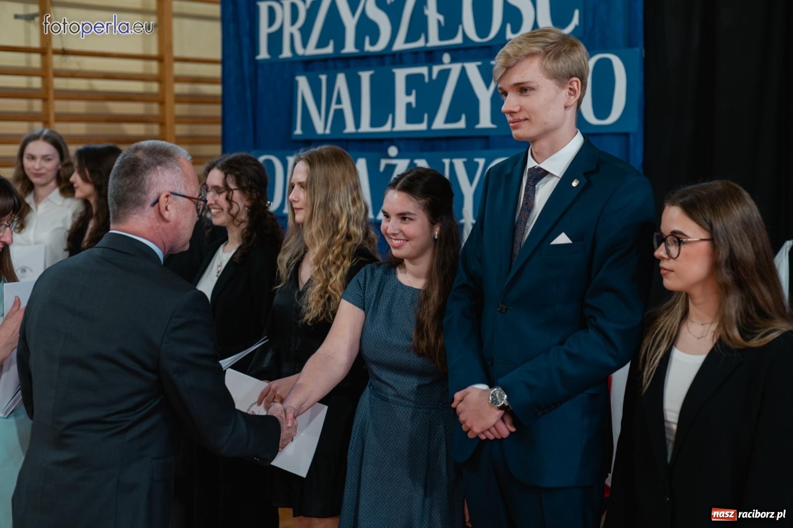 Zdjęcie w galerii na portalu naszraciborz.pl: II LO żegna swoich maturzystów. Są gotowi do podboju świata wiadomości z regionu