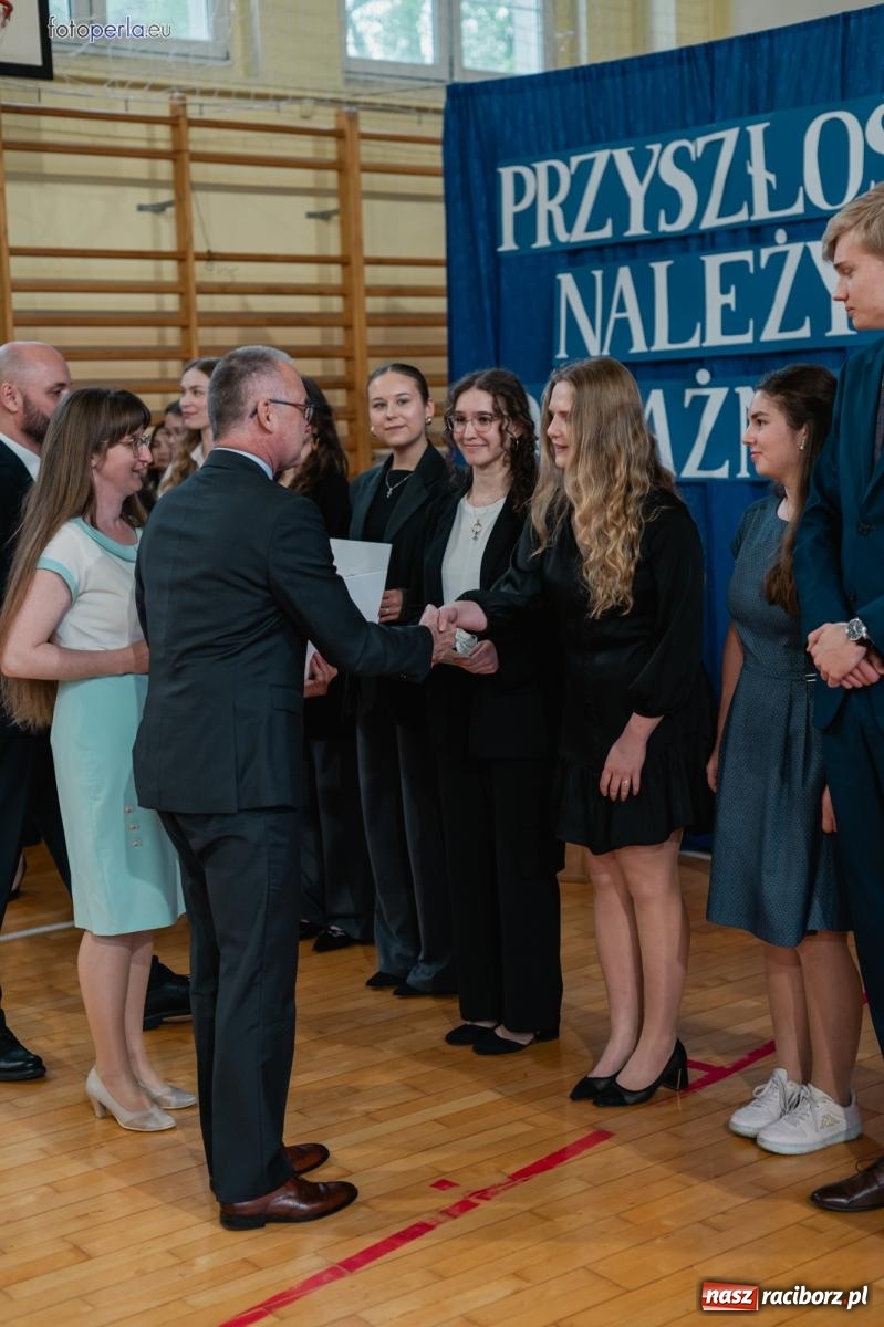 Zdjęcie w galerii na portalu naszraciborz.pl: II LO żegna swoich maturzystów. Są gotowi do podboju świata wiadomości z regionu