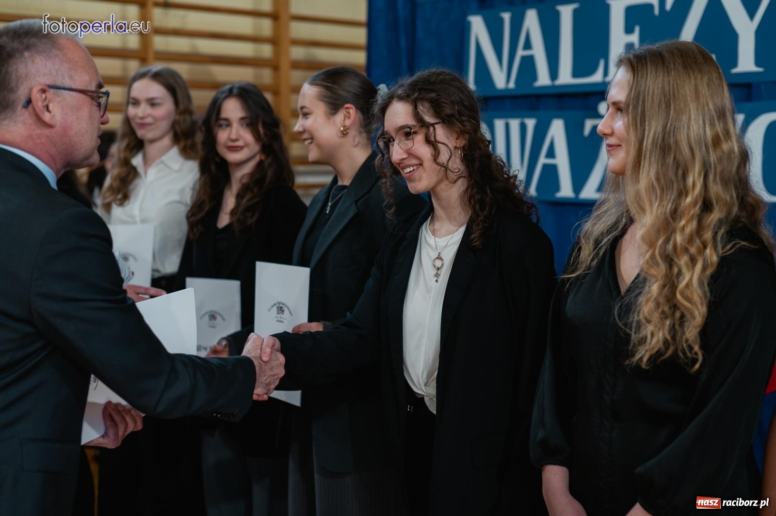 Zdjęcie w galerii na portalu naszraciborz.pl: II LO żegna swoich maturzystów. Są gotowi do podboju świata wiadomości z regionu