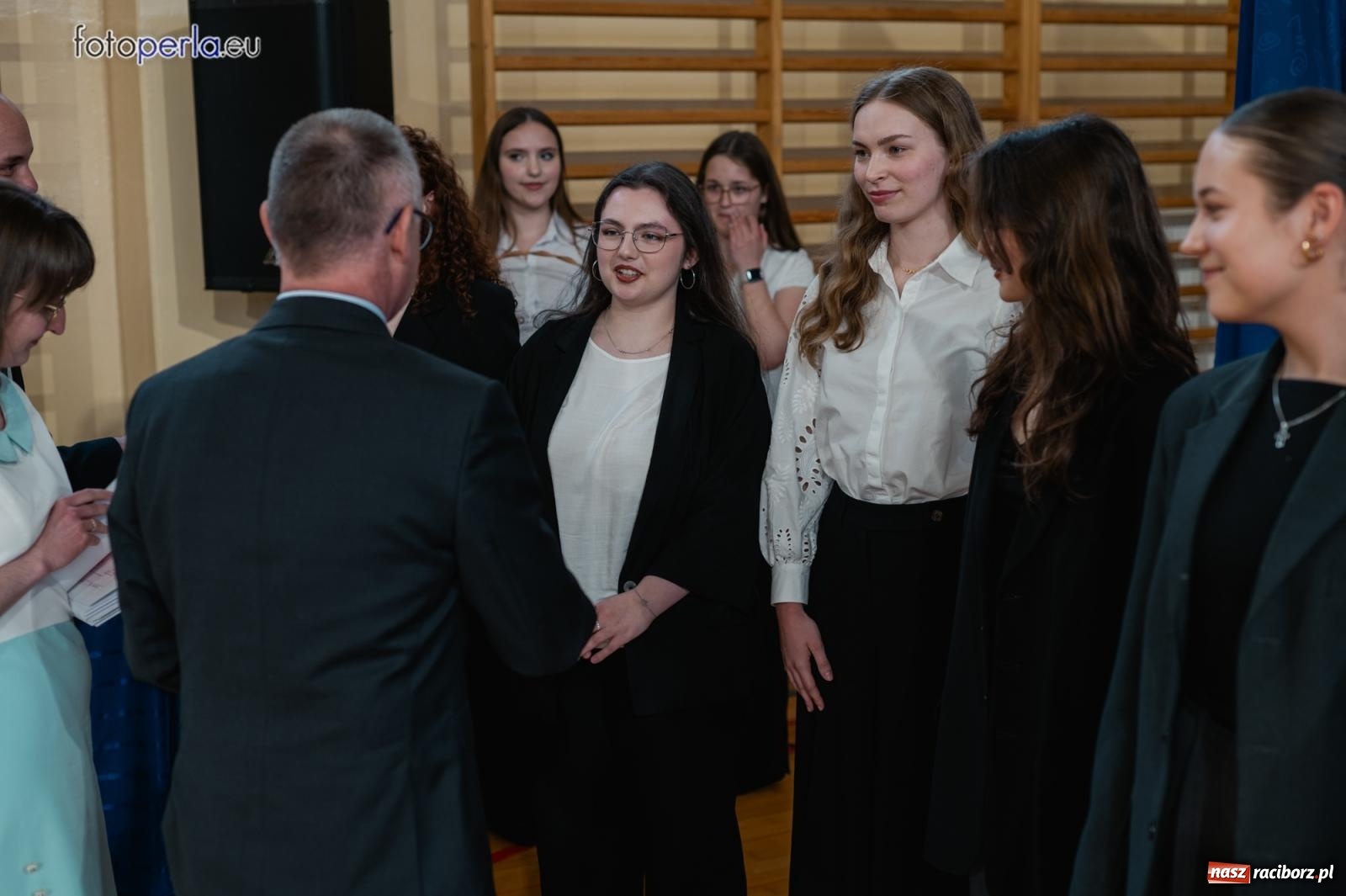 Zdjęcie w galerii na portalu naszraciborz.pl: II LO żegna swoich maturzystów. Są gotowi do podboju świata wiadomości z regionu