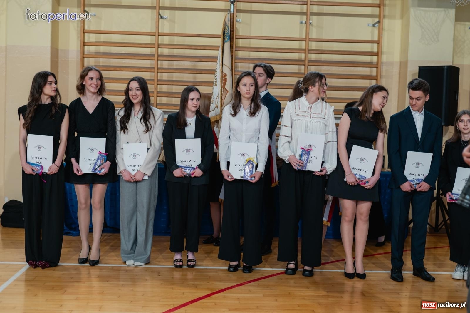 Zdjęcie w galerii na portalu naszraciborz.pl: II LO żegna swoich maturzystów. Są gotowi do podboju świata wiadomości z regionu