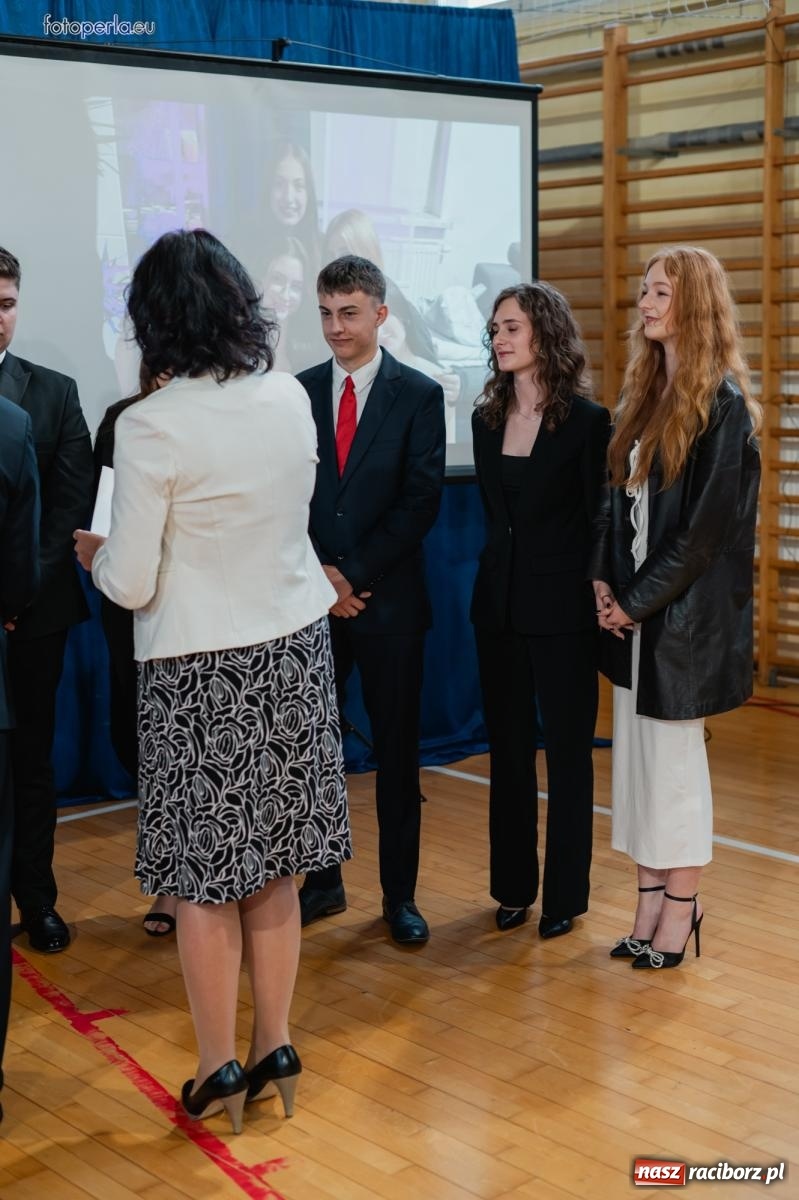 Zdjęcie w galerii na portalu naszraciborz.pl: II LO żegna swoich maturzystów. Są gotowi do podboju świata wiadomości z regionu