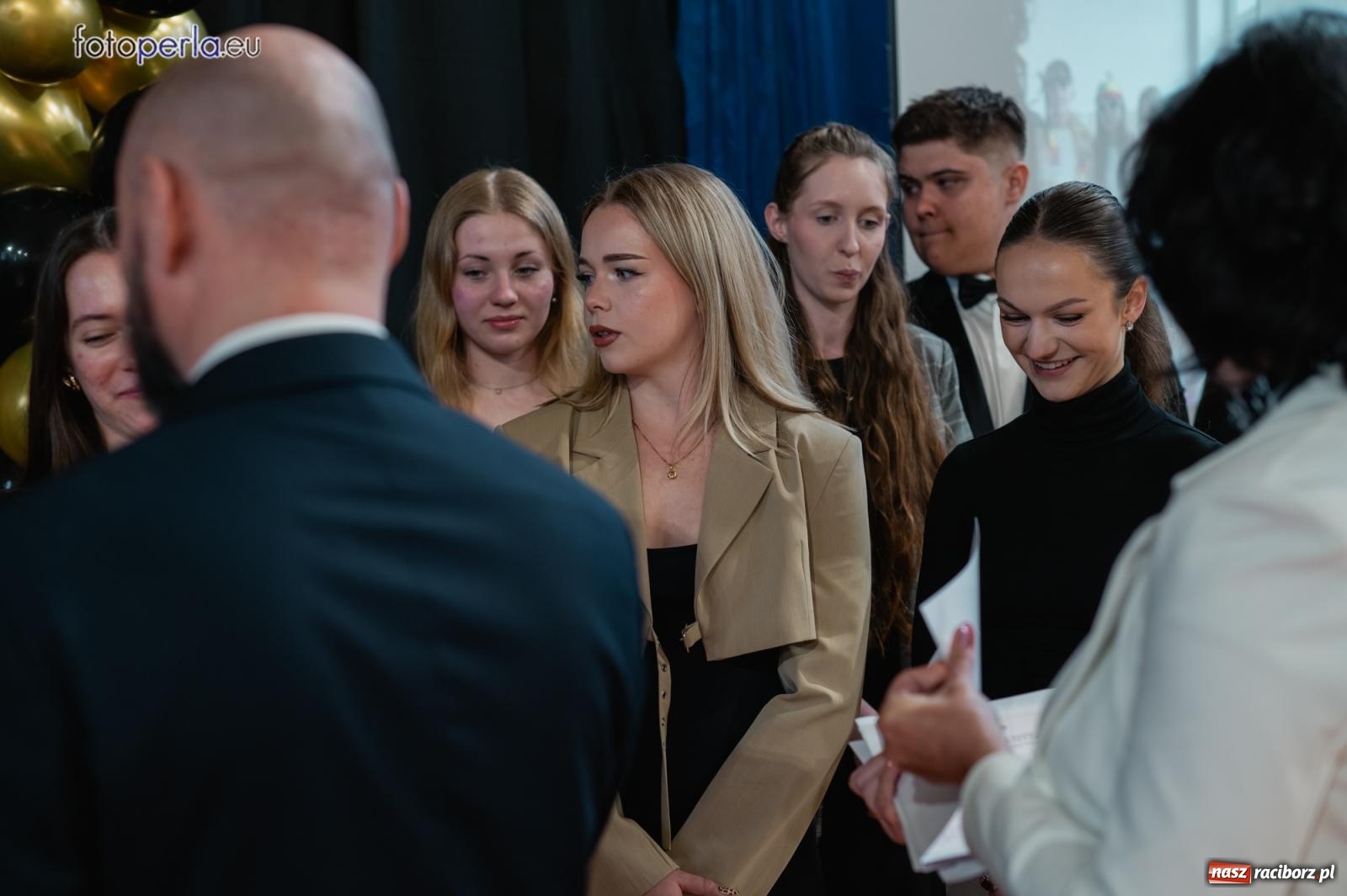 Zdjęcie w galerii na portalu naszraciborz.pl: II LO żegna swoich maturzystów. Są gotowi do podboju świata wiadomości z regionu