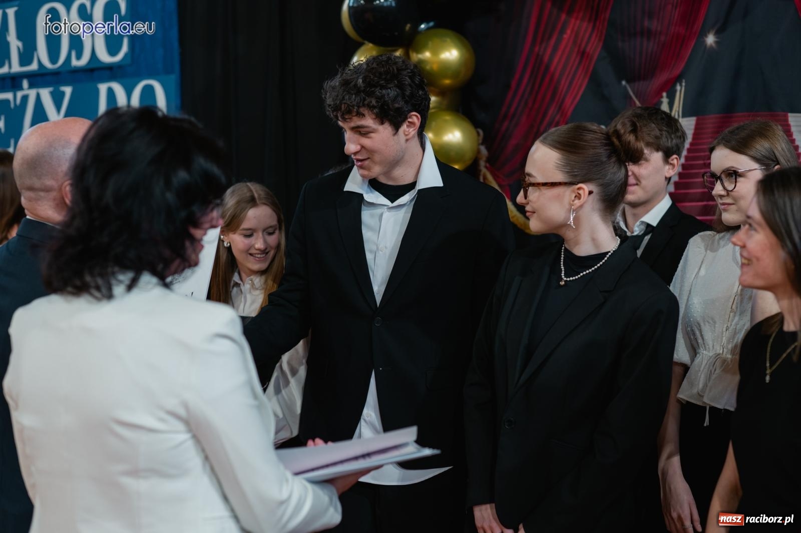 Zdjęcie w galerii na portalu naszraciborz.pl: II LO żegna swoich maturzystów. Są gotowi do podboju świata wiadomości z regionu