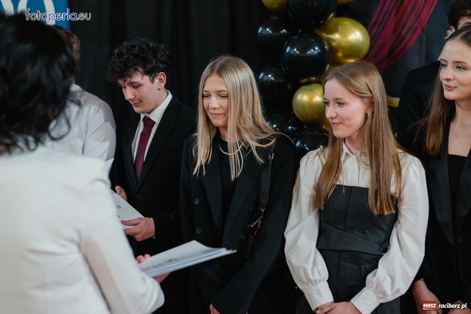 Zdjęcie w galerii na portalu naszraciborz.pl: II LO żegna swoich maturzystów. Są gotowi do podboju świata wiadomości z regionu