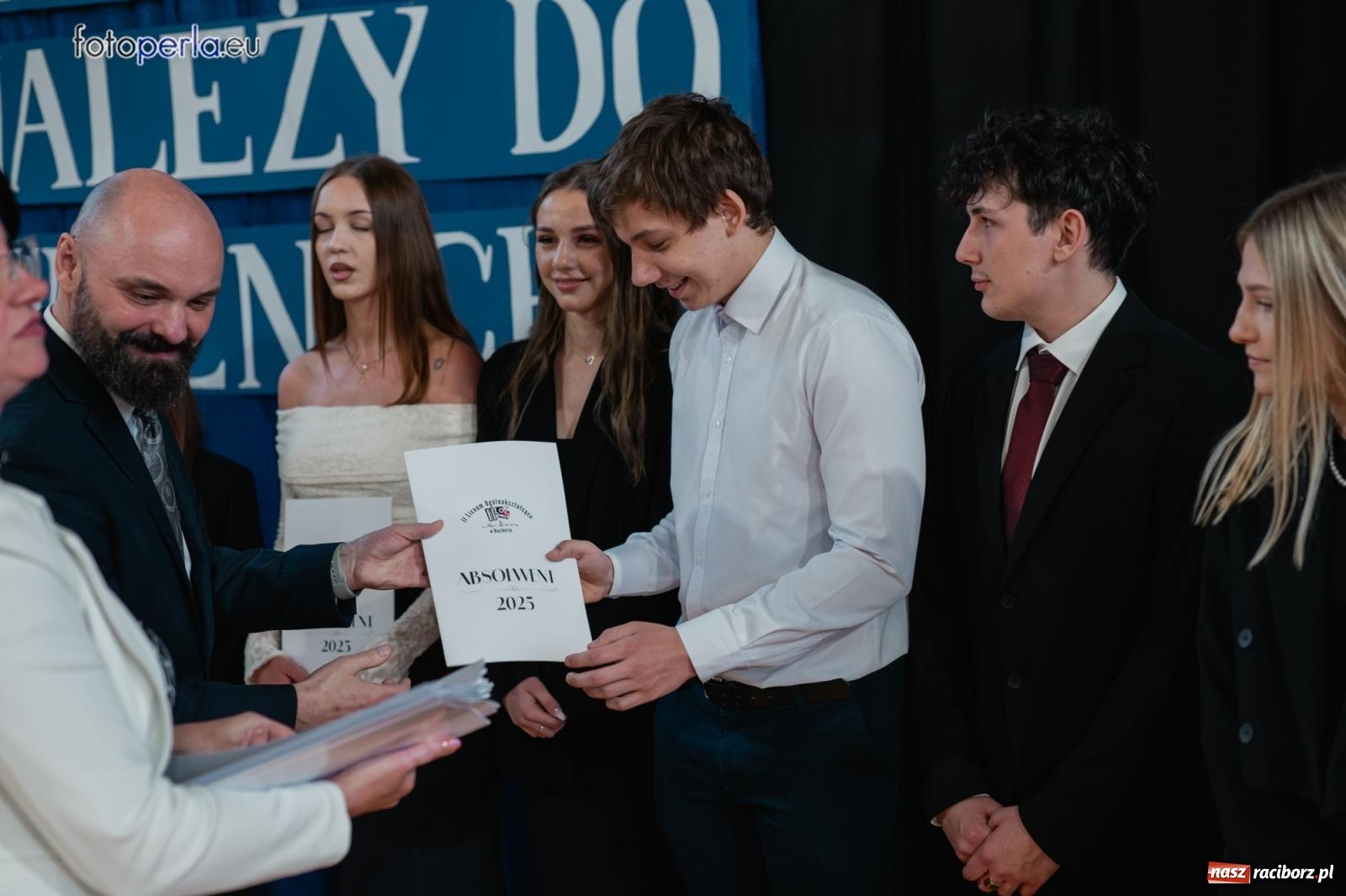 Zdjęcie w galerii na portalu naszraciborz.pl: II LO żegna swoich maturzystów. Są gotowi do podboju świata wiadomości z regionu