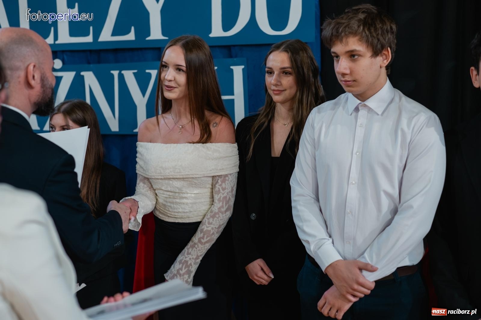 Zdjęcie w galerii na portalu naszraciborz.pl: II LO żegna swoich maturzystów. Są gotowi do podboju świata wiadomości z regionu