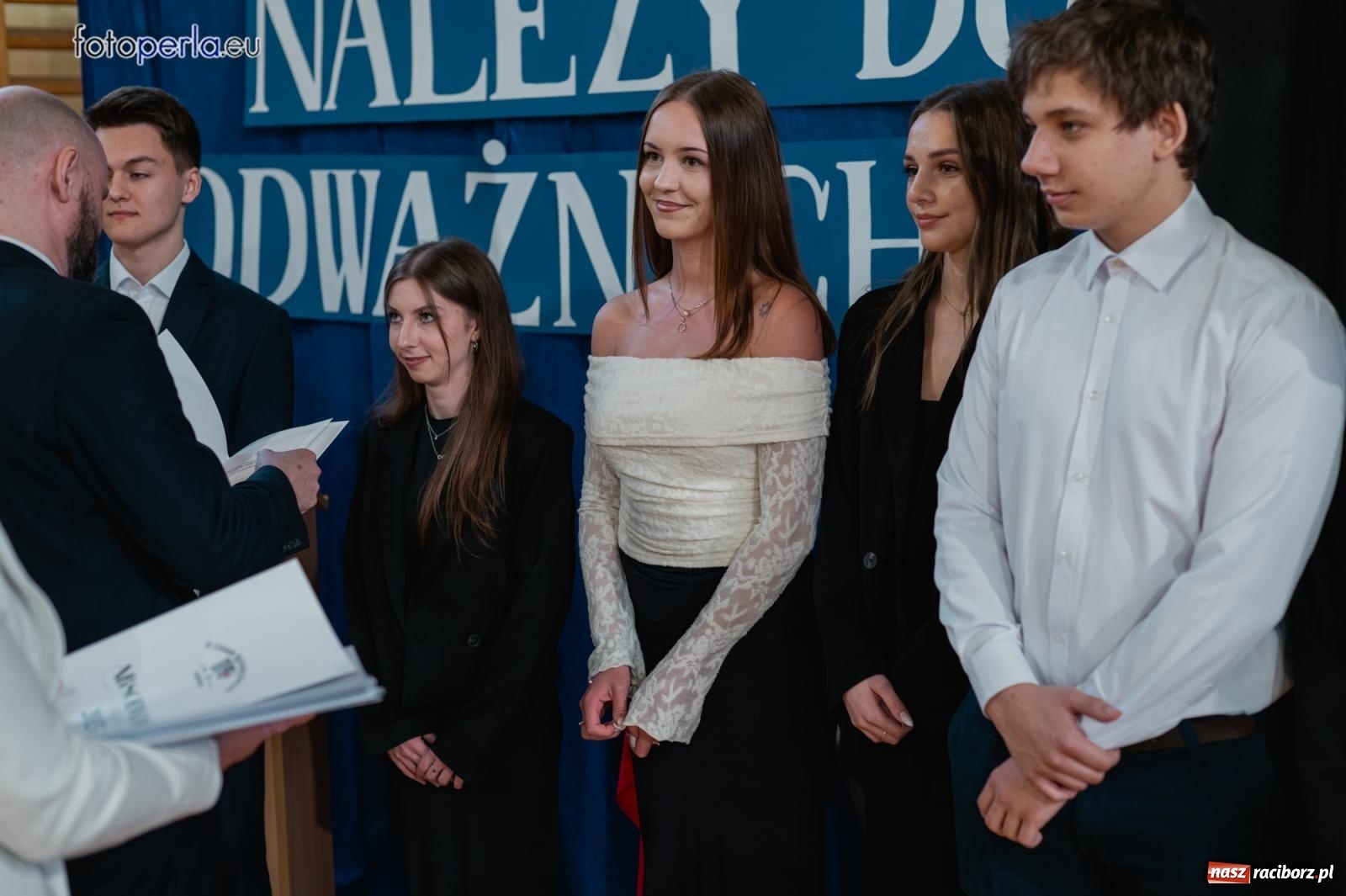 Zdjęcie w galerii na portalu naszraciborz.pl: II LO żegna swoich maturzystów. Są gotowi do podboju świata wiadomości z regionu