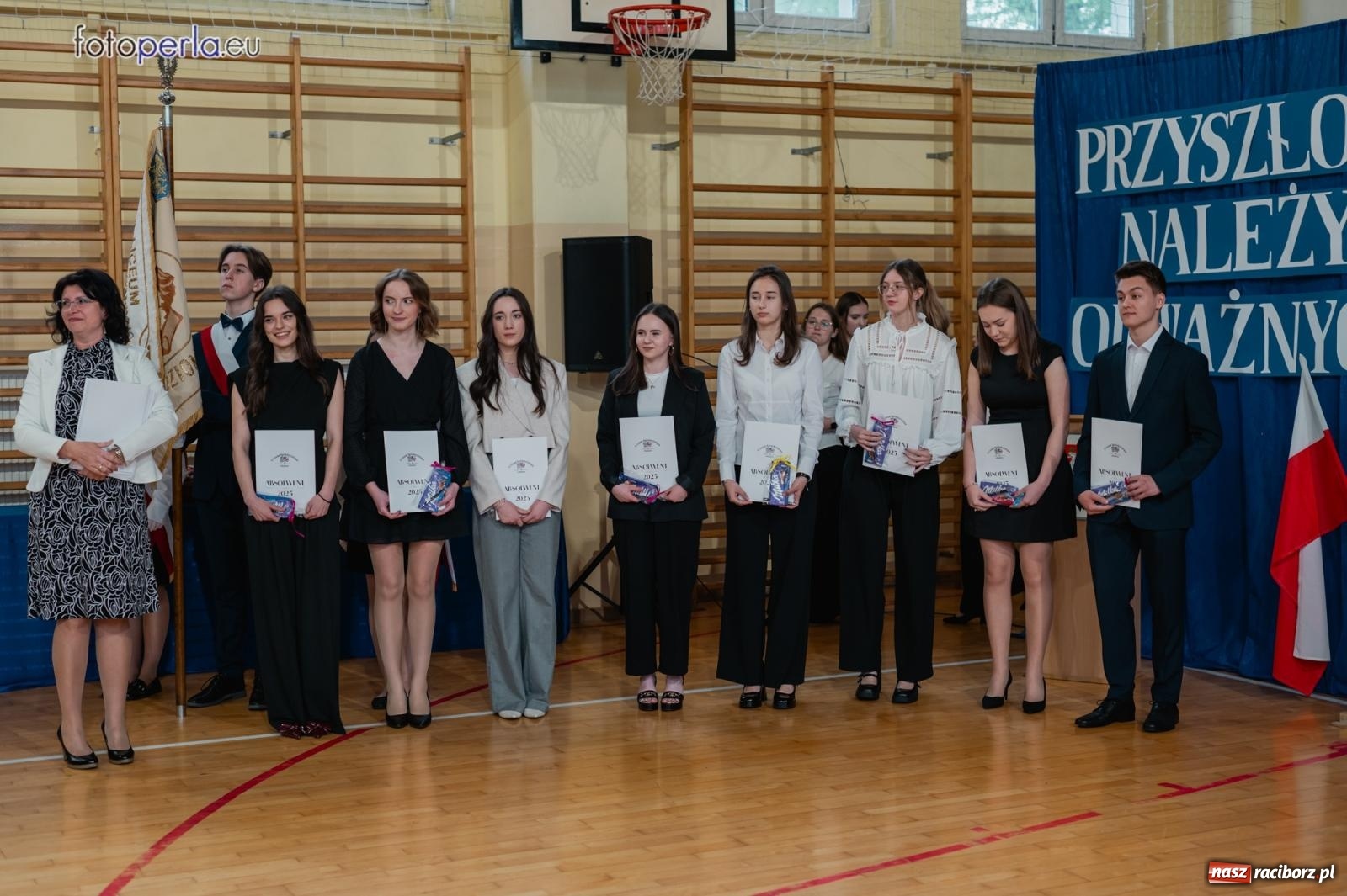 Zdjęcie w galerii na portalu naszraciborz.pl: II LO żegna swoich maturzystów. Są gotowi do podboju świata wiadomości z regionu