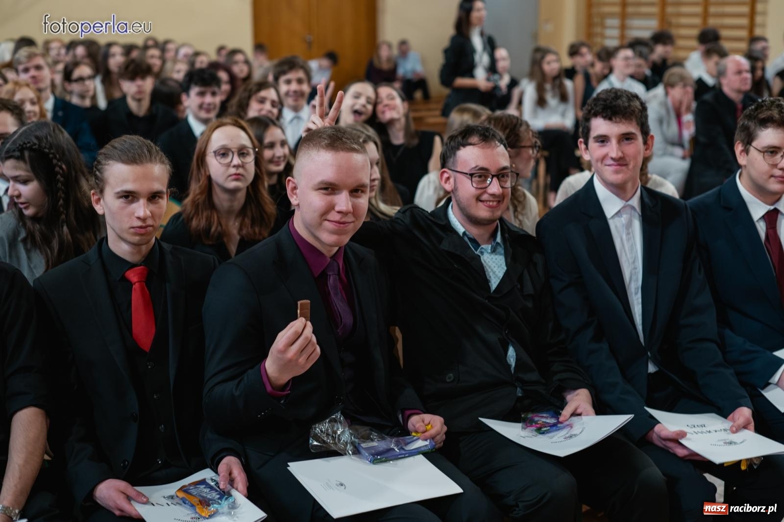 Zdjęcie w galerii na portalu naszraciborz.pl: II LO żegna swoich maturzystów. Są gotowi do podboju świata wiadomości z regionu