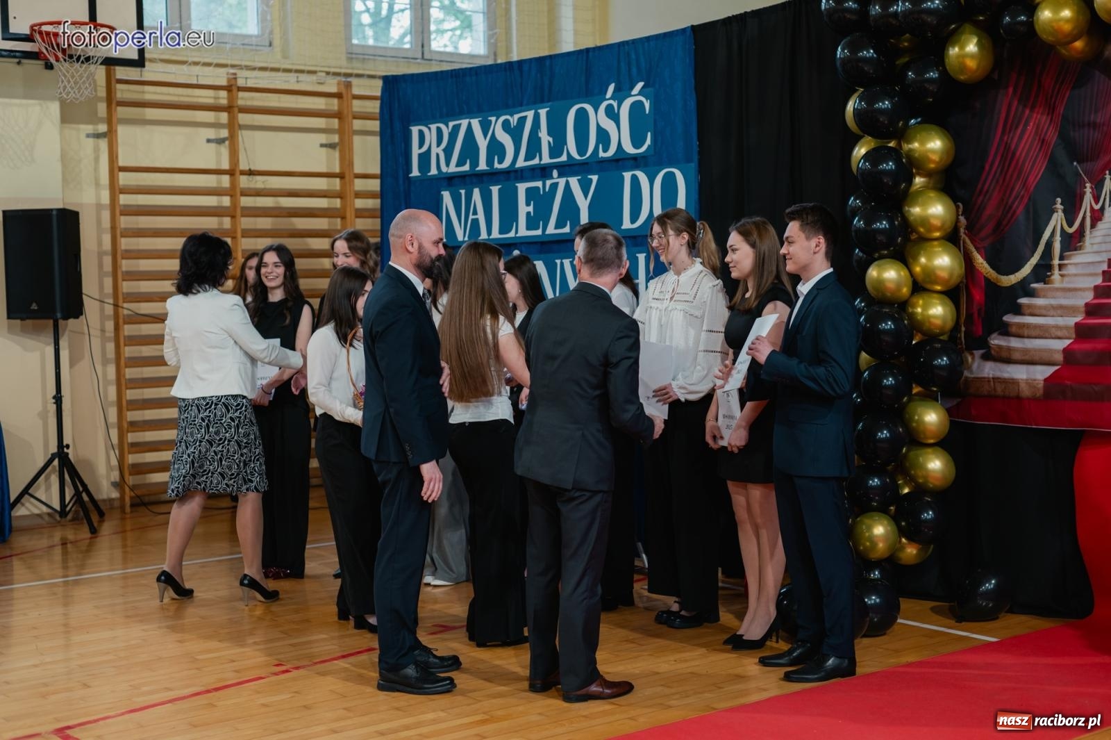 Zdjęcie w galerii na portalu naszraciborz.pl: II LO żegna swoich maturzystów. Są gotowi do podboju świata wiadomości z regionu