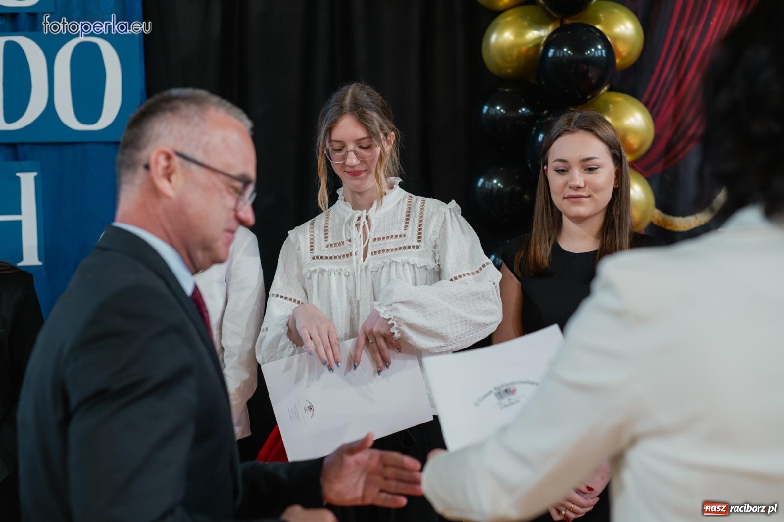 Zdjęcie w galerii na portalu naszraciborz.pl: II LO żegna swoich maturzystów. Są gotowi do podboju świata wiadomości z regionu