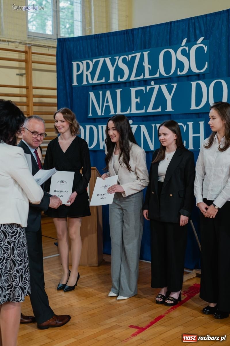 Zdjęcie w galerii na portalu naszraciborz.pl: II LO żegna swoich maturzystów. Są gotowi do podboju świata wiadomości z regionu