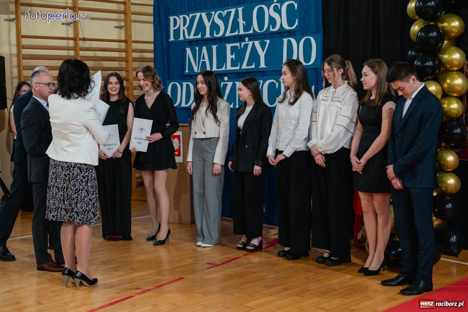 Zdjęcie w galerii na portalu naszraciborz.pl: II LO żegna swoich maturzystów. Są gotowi do podboju świata wiadomości z regionu