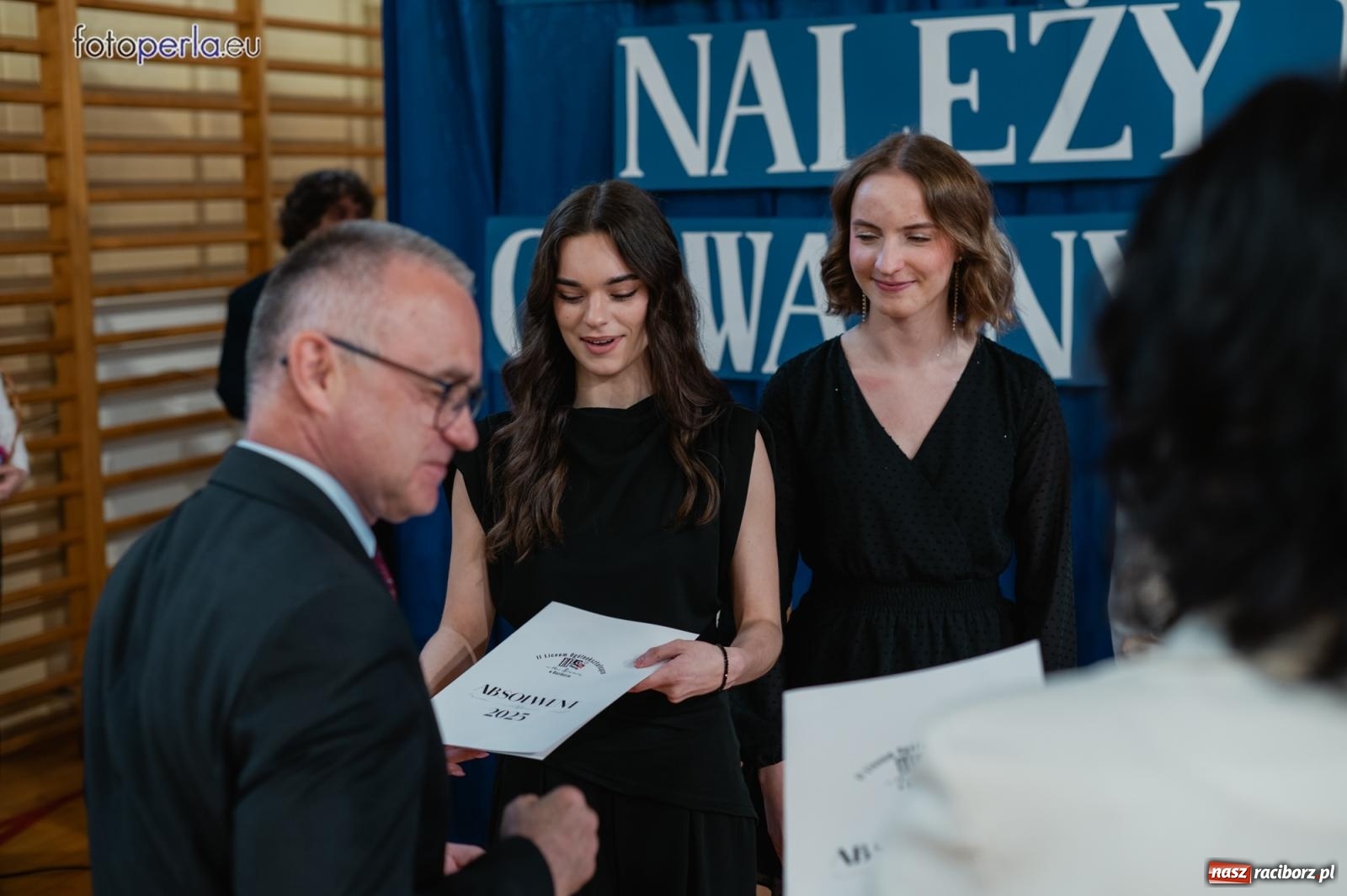 Zdjęcie w galerii na portalu naszraciborz.pl: II LO żegna swoich maturzystów. Są gotowi do podboju świata wiadomości z regionu