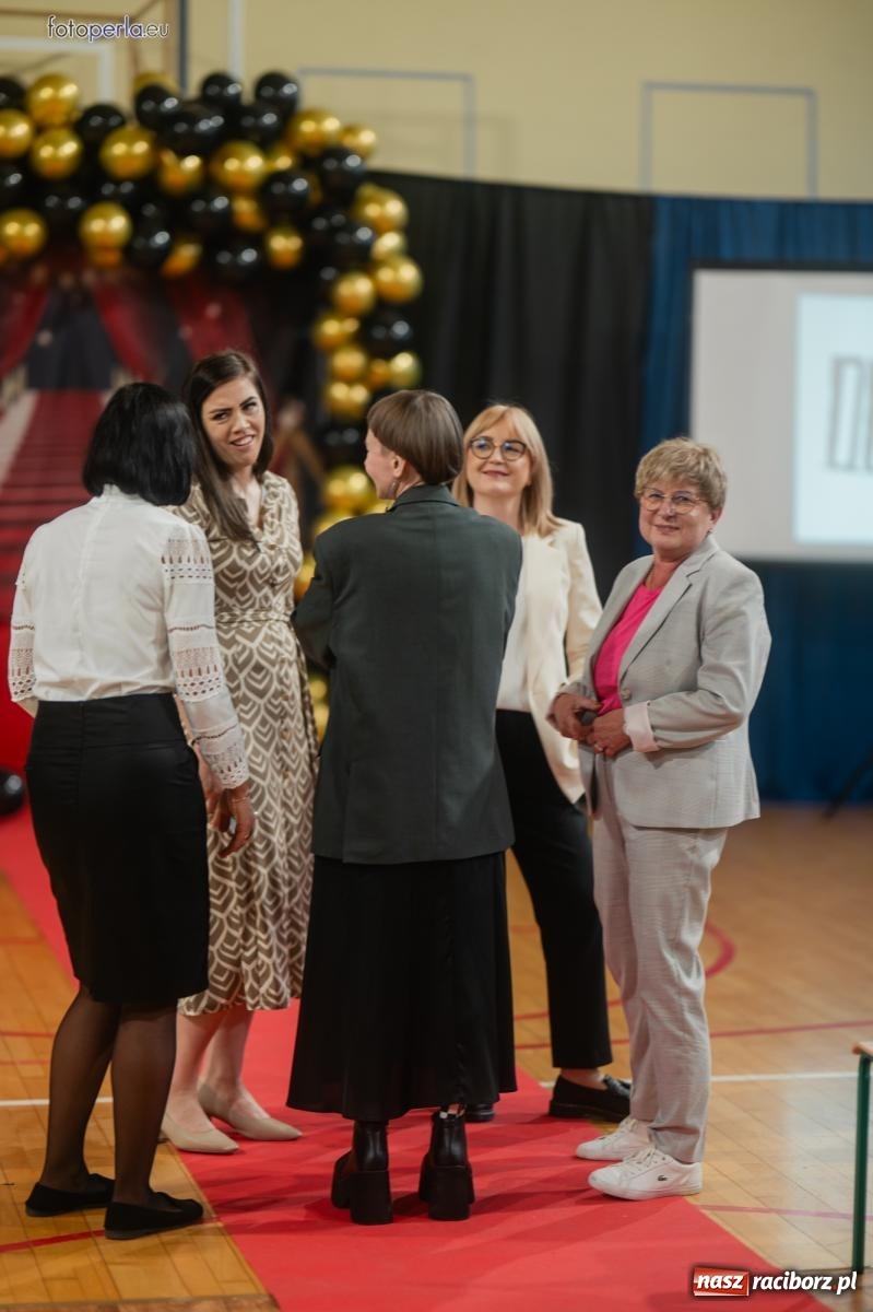 Zdjęcie w galerii na portalu naszraciborz.pl: II LO żegna swoich maturzystów. Są gotowi do podboju świata wiadomości z regionu