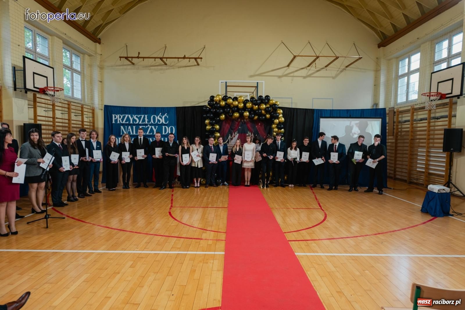 Zdjęcie w galerii na portalu naszraciborz.pl: II LO żegna swoich maturzystów. Są gotowi do podboju świata wiadomości z regionu