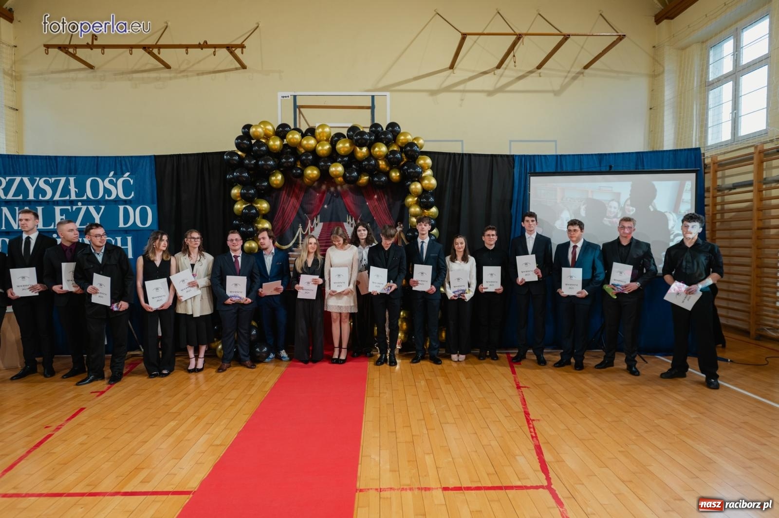 Zdjęcie w galerii na portalu naszraciborz.pl: II LO żegna swoich maturzystów. Są gotowi do podboju świata wiadomości z regionu