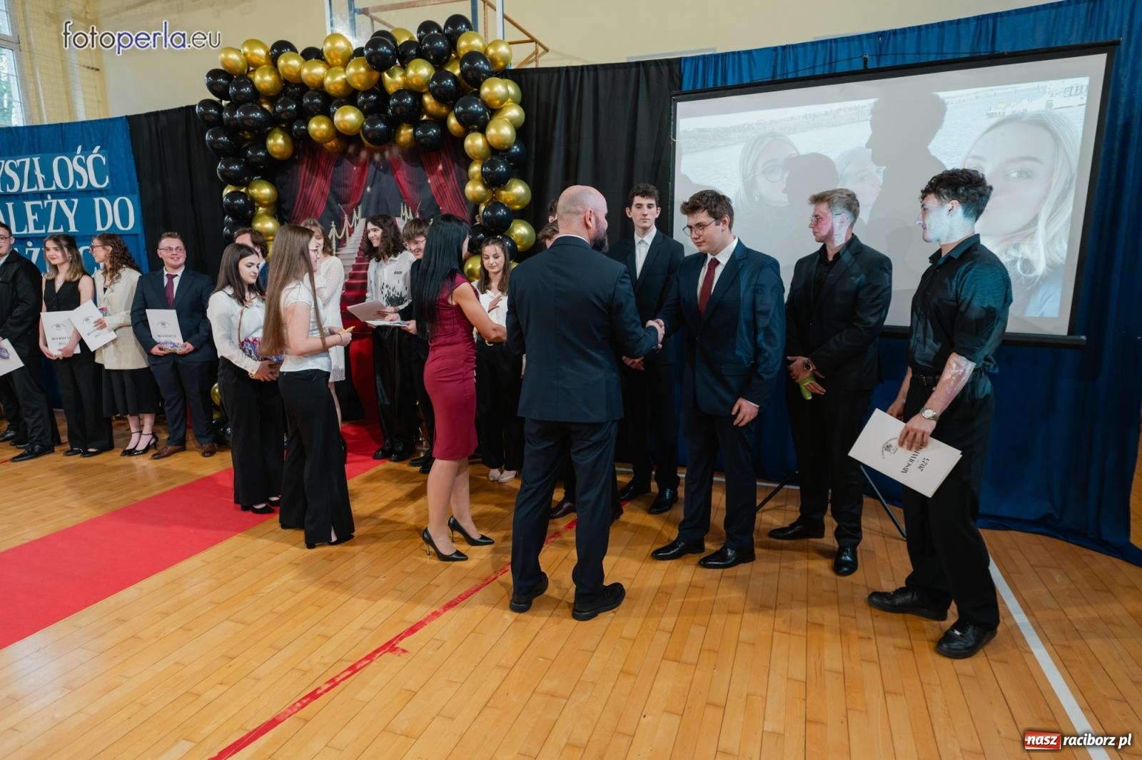 Zdjęcie w galerii na portalu naszraciborz.pl: II LO żegna swoich maturzystów. Są gotowi do podboju świata wiadomości z regionu