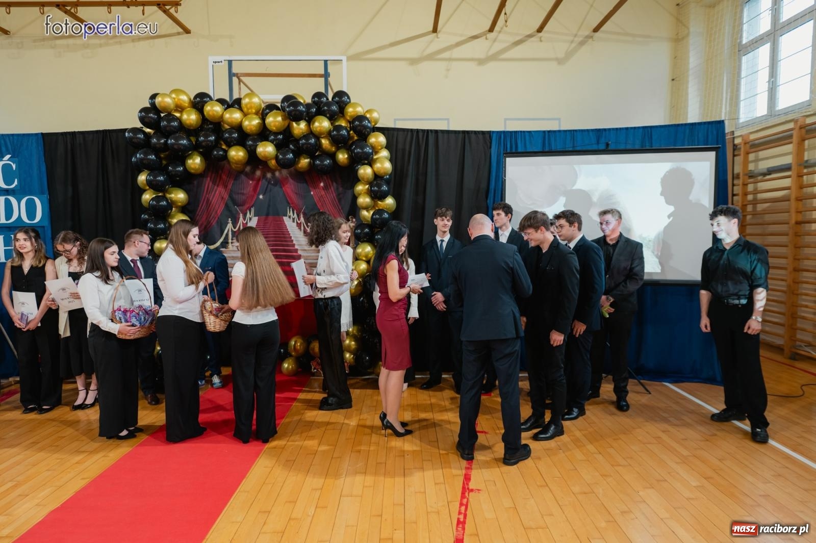 Zdjęcie w galerii na portalu naszraciborz.pl: II LO żegna swoich maturzystów. Są gotowi do podboju świata wiadomości z regionu