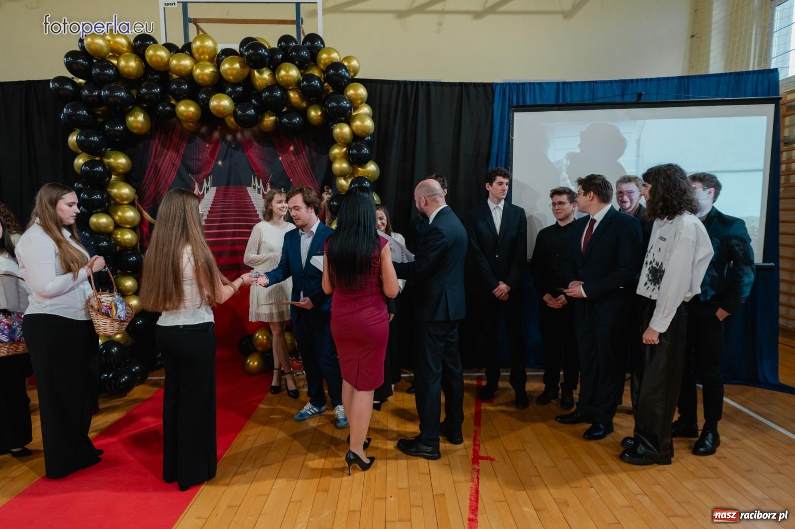 Zdjęcie w galerii na portalu naszraciborz.pl: II LO żegna swoich maturzystów. Są gotowi do podboju świata wiadomości z regionu