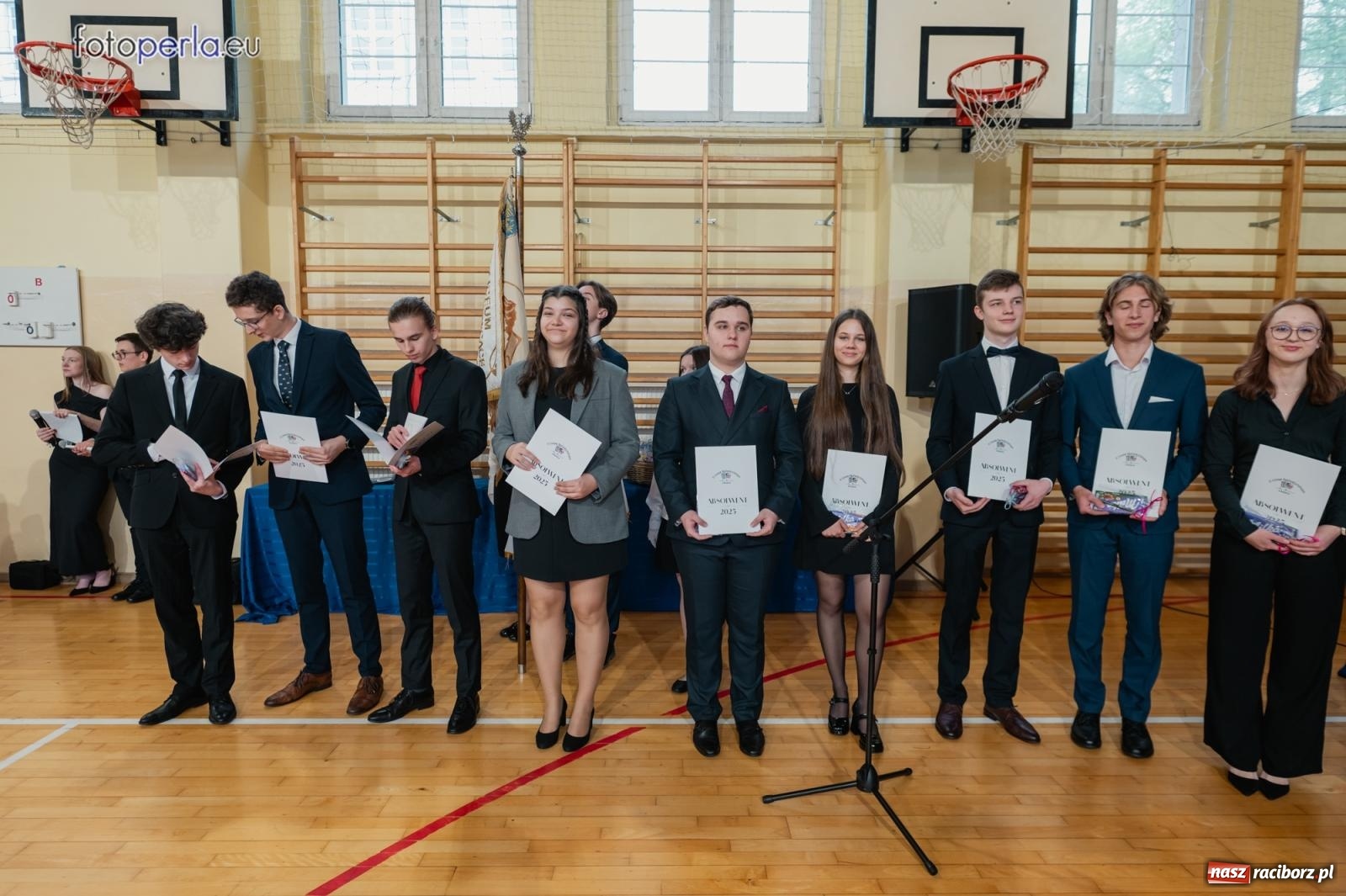 Zdjęcie w galerii na portalu naszraciborz.pl: II LO żegna swoich maturzystów. Są gotowi do podboju świata wiadomości z regionu