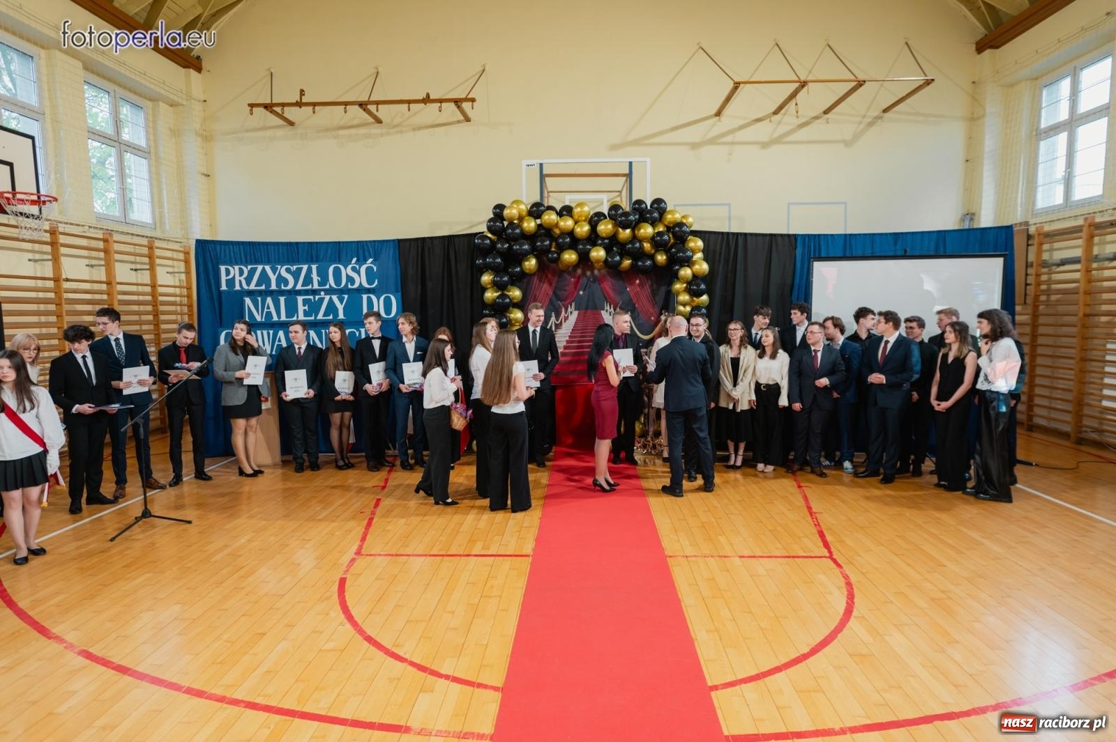 Zdjęcie w galerii na portalu naszraciborz.pl: II LO żegna swoich maturzystów. Są gotowi do podboju świata wiadomości z regionu