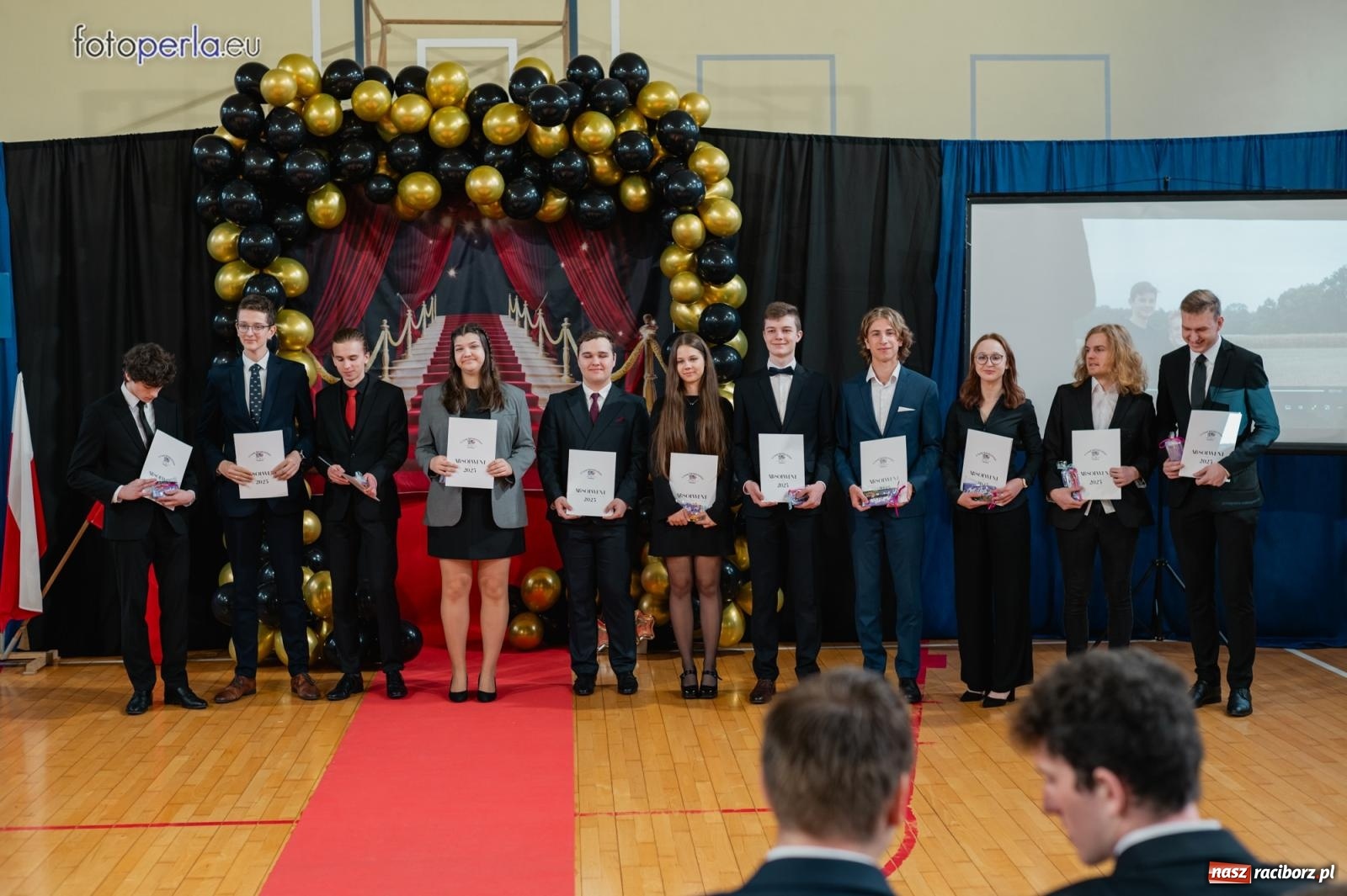 Zdjęcie w galerii na portalu naszraciborz.pl: II LO żegna swoich maturzystów. Są gotowi do podboju świata wiadomości z regionu