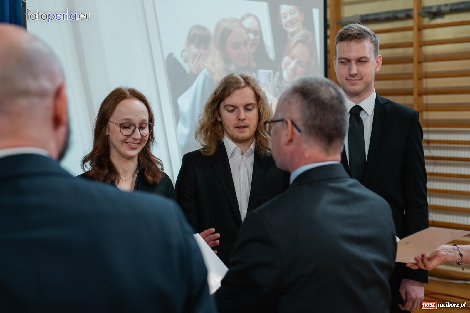 Zdjęcie w galerii na portalu naszraciborz.pl: II LO żegna swoich maturzystów. Są gotowi do podboju świata wiadomości z regionu