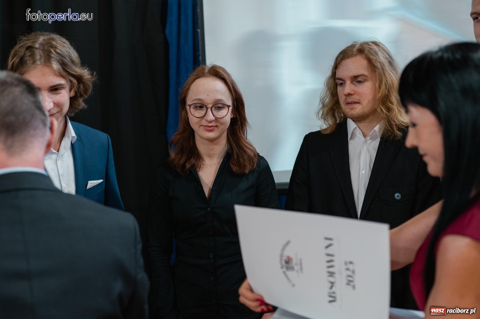 Zdjęcie w galerii na portalu naszraciborz.pl: II LO żegna swoich maturzystów. Są gotowi do podboju świata wiadomości z regionu