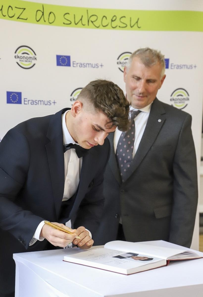 Zdjęcie w galerii na portalu naszraciborz.pl: Pożegnanie rocznika 2020/2025 w Zespole Szkół Ekonomicznych wiadomości z regionu