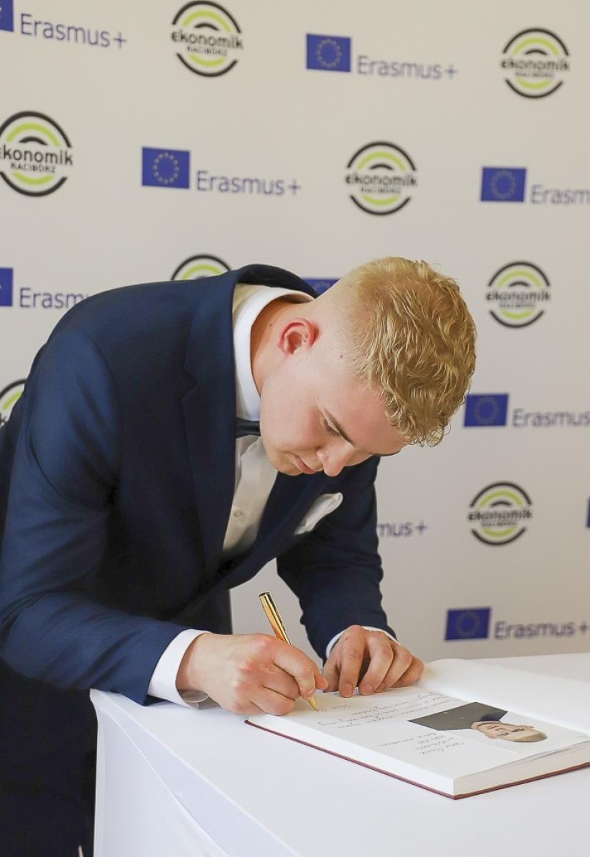 Zdjęcie w galerii na portalu naszraciborz.pl: Pożegnanie rocznika 2020/2025 w Zespole Szkół Ekonomicznych wiadomości z regionu