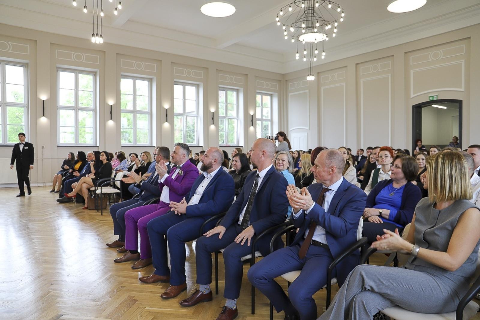 Zdjęcie w galerii na portalu naszraciborz.pl: Pożegnanie rocznika 2020/2025 w Zespole Szkół Ekonomicznych wiadomości z regionu