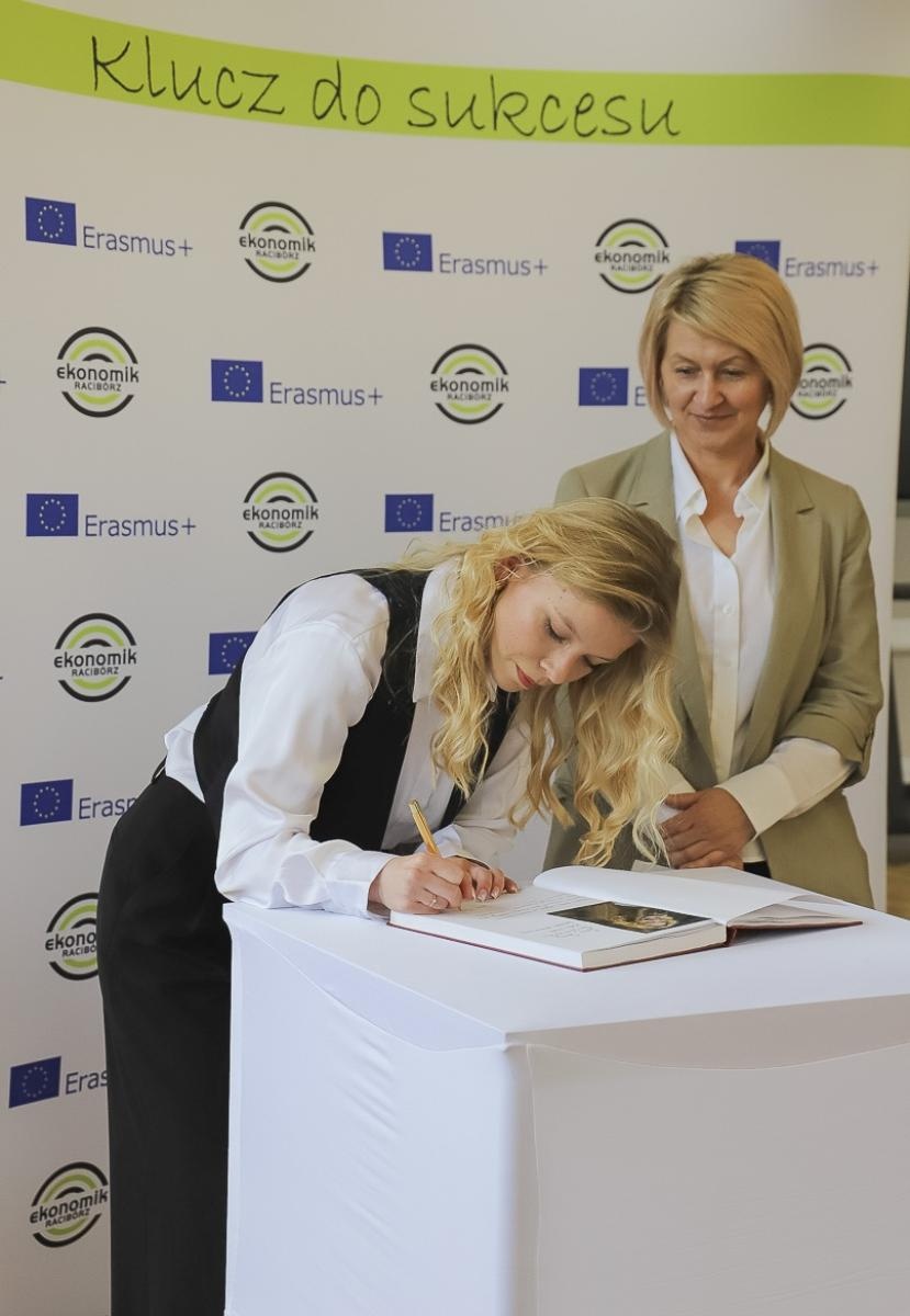 Zdjęcie w galerii na portalu naszraciborz.pl: Pożegnanie rocznika 2020/2025 w Zespole Szkół Ekonomicznych wiadomości z regionu