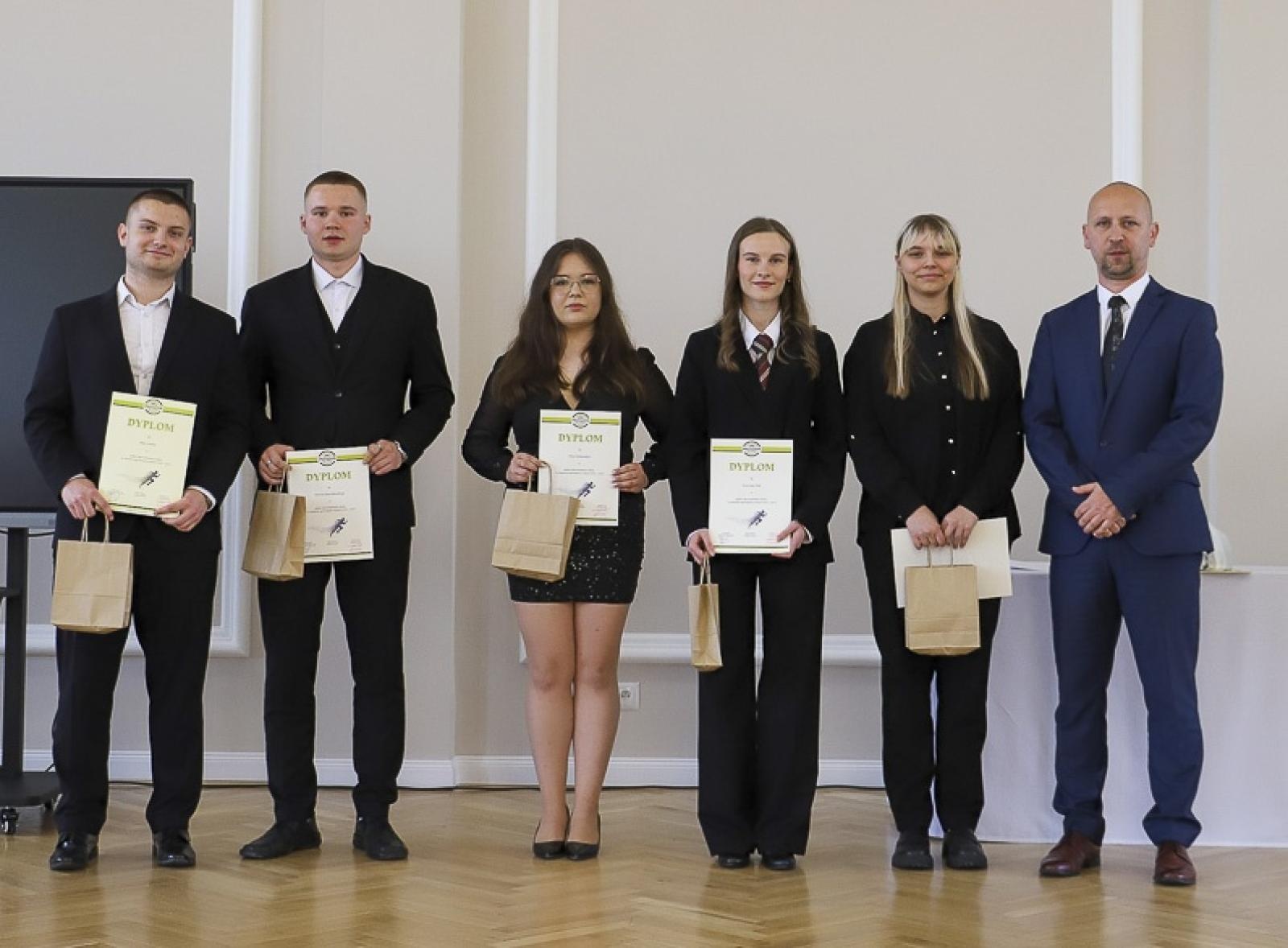 Zdjęcie w galerii na portalu naszraciborz.pl: Pożegnanie rocznika 2020/2025 w Zespole Szkół Ekonomicznych wiadomości z regionu