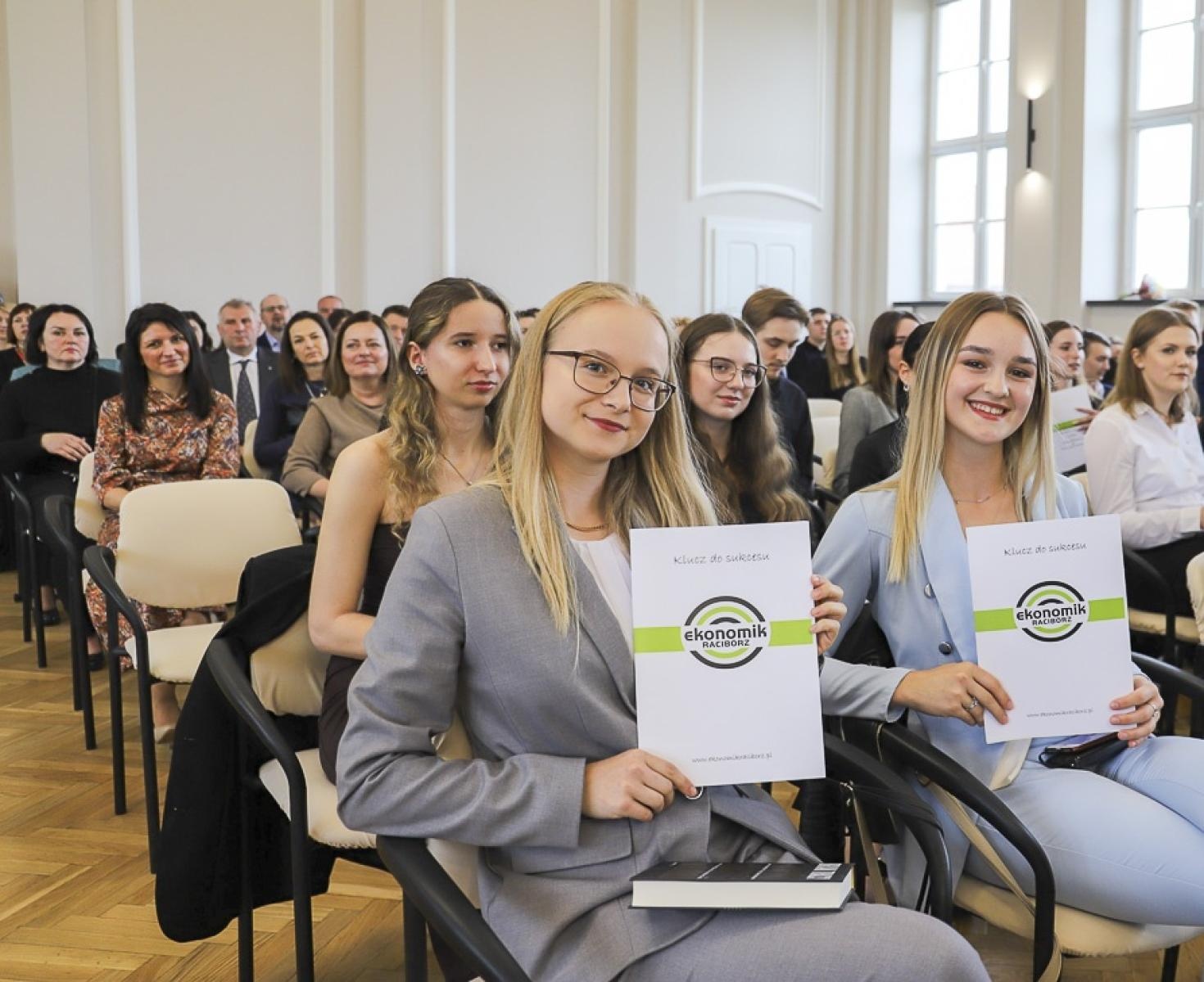 Zdjęcie w galerii na portalu naszraciborz.pl: Pożegnanie rocznika 2020/2025 w Zespole Szkół Ekonomicznych wiadomości z regionu