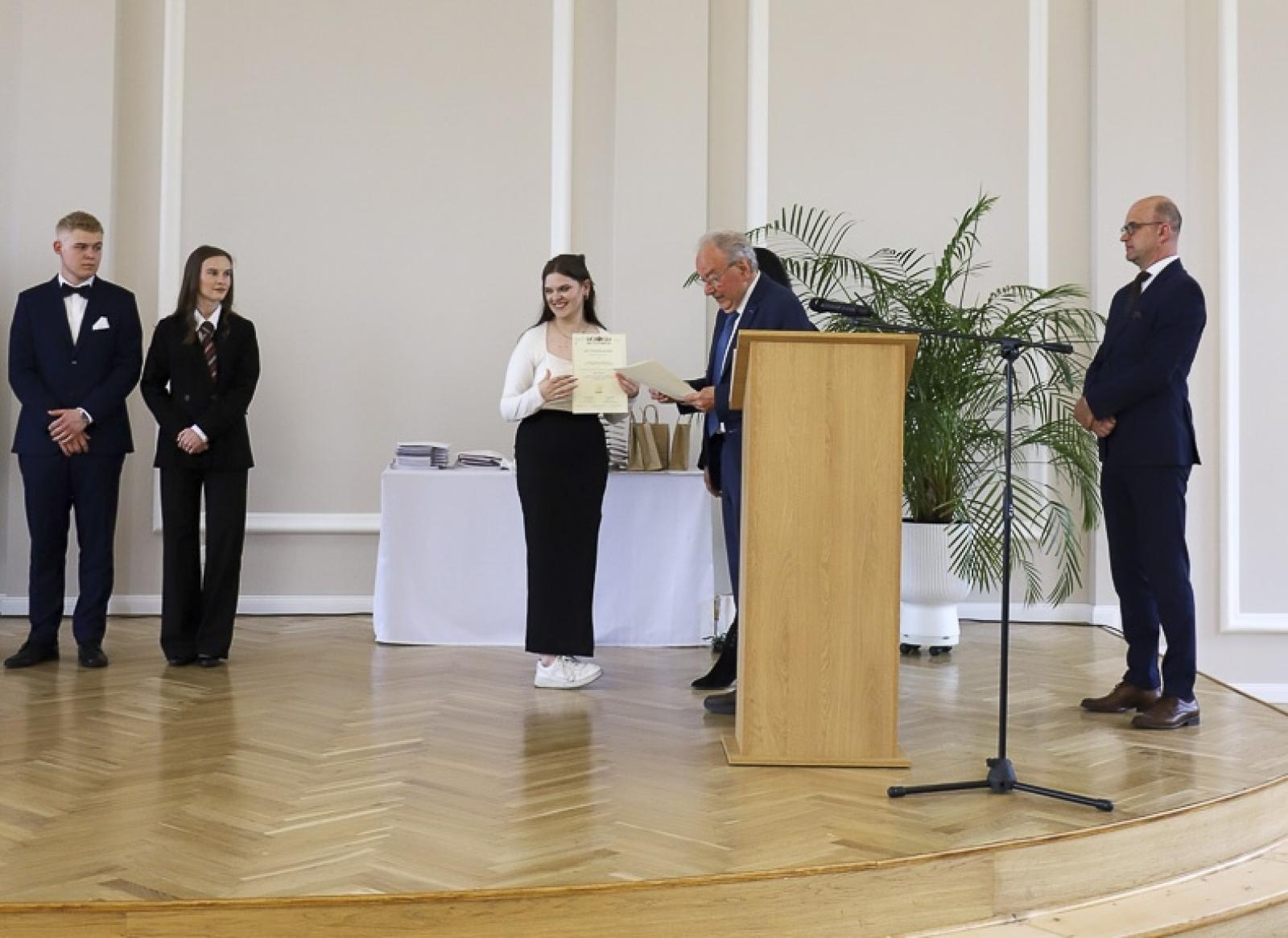 Zdjęcie w galerii na portalu naszraciborz.pl: Pożegnanie rocznika 2020/2025 w Zespole Szkół Ekonomicznych wiadomości z regionu